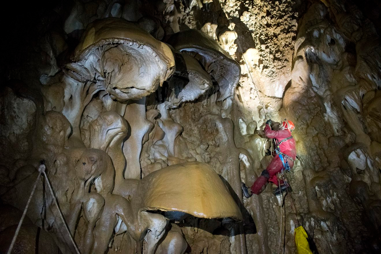 Un espeleólogo recorre la Sima de las Lepiotas, en el Parque Nacional de la Sierra de las Nieves (Málaga).
